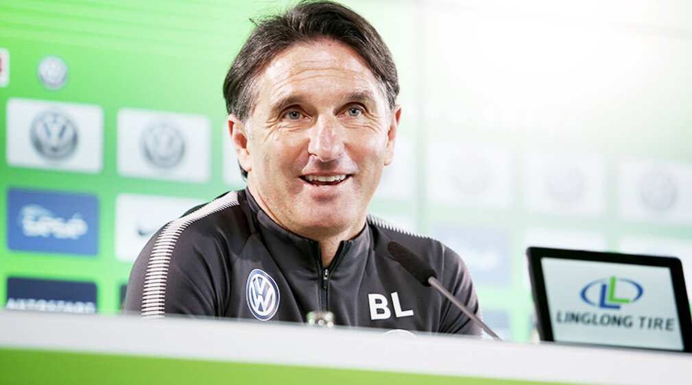 VfL Wolfsburg Cheftrainer Labbadia bei der Pressekonferenz. 