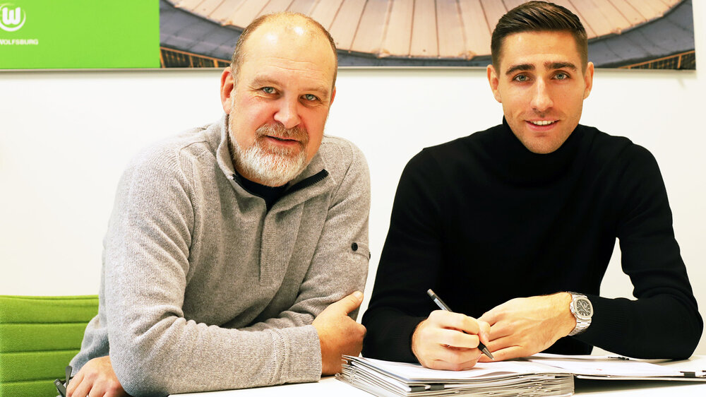 Koen Casteels und Jörg Schmadtke während der Vertragsunterzeichnung. 