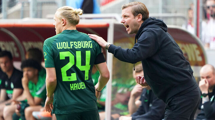 VfL Wolfsburg Cheftrainer Florian Kohfeldt mit Xaver Schlager.