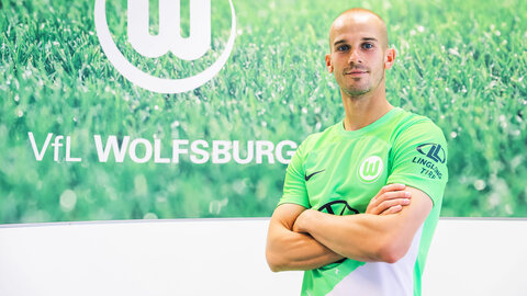 Neuzugang Cerny im neuen VfL-Wolfsburg Trikot.