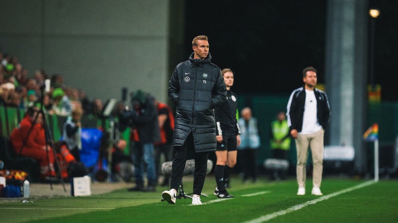 Der VfL-Wolfsburg-Trainer Tommy Stroot steht an der Seitenlinie.