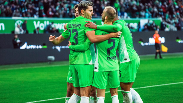Die Spieler des VfL Wolfsburg umarmen sich nach einem Tor in der Volkswagen Arena.