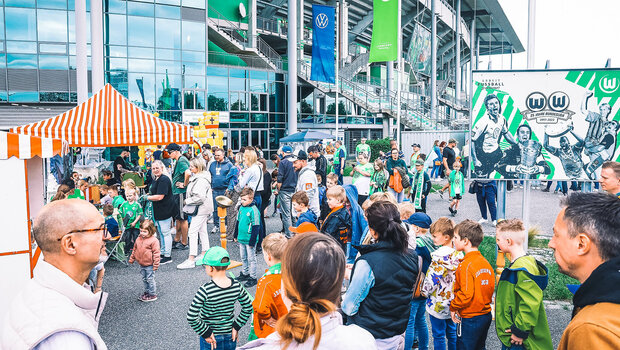 Beim Familienspieltag an der Volkswagen Arena herrscht ein reges Treiben mit vielen großen und kleinen Fans.