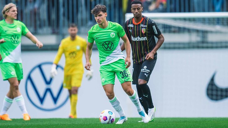 VfL-Wolfsburg-Spieler Lukas Ambros läuft mit dem Ball. 