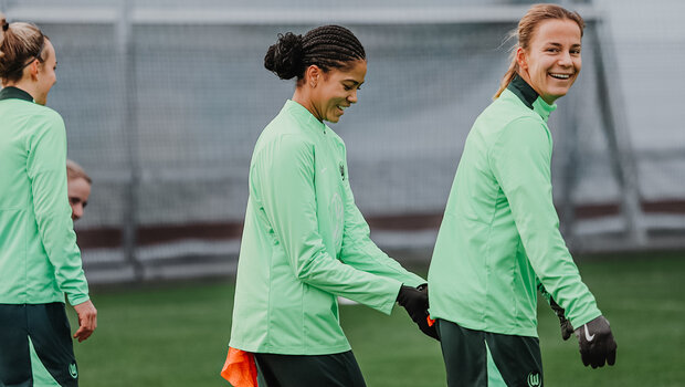 VfL-Wolfsburg-Spielerinnen Sveindis Jonsdottir und Lynn Wilms lächeln.