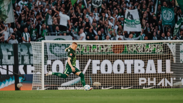 VfL-Spieler Dennis Vavro schießt richtung Tor.