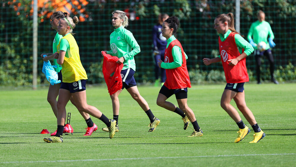 Spielerinnen des VfL auf dem Trainingsplatz am Elsterweg.
