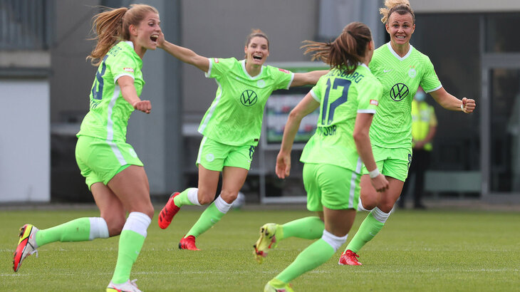 Die Spielerinnen des VfL Wolfsburg bejubeln gemeinsam einen Treffer.