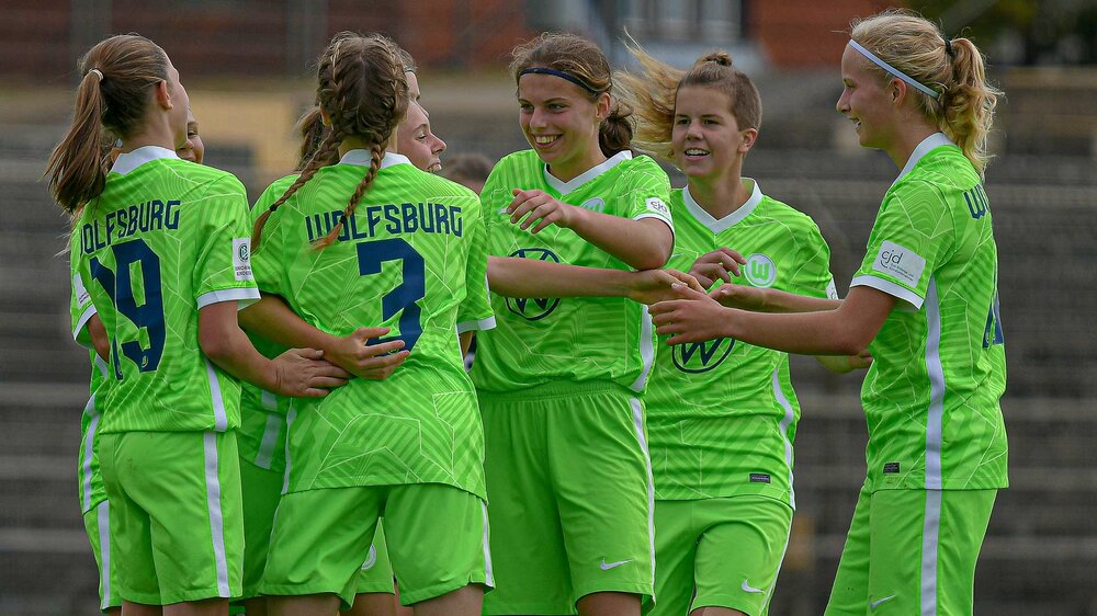 Die U17-Juniorinnen bejubeln den 1:0-Siegtreffer gegen Holstein Kiel