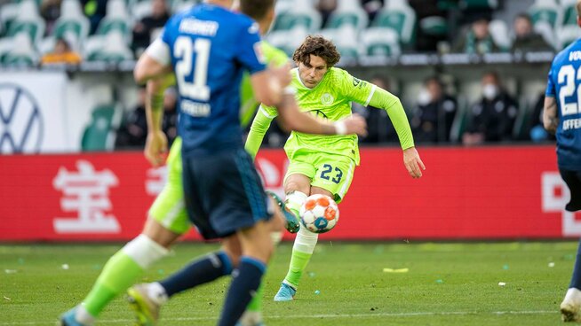 VfL Wolfsburg Spieler Jonas Wind beim Torschuss.