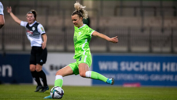 Lena Lattwein tritt mit voller Kraft gegen den Ball im Spiel des VfL Wolfsburg Frauen gegen Sand.
