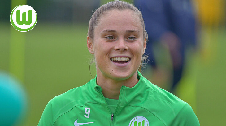 Die VfL Wolfsburg-Spielerin Ewa Pajor lacht in die Kamera.