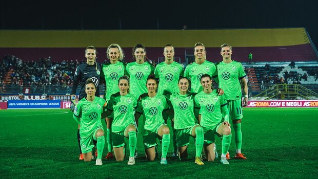 Die Frauenmannschaft des VfL-Wolfsburg vor dem Spiel gegen AS Rom in der Uwcl.