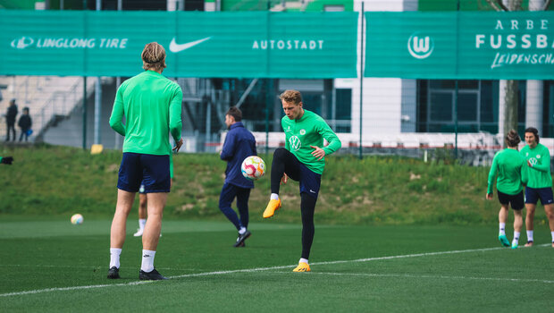 Der VfL-Wolfsburg-Spieler Nicolas Cozza spielt den Ball zu Sebastiaan Bornauw.