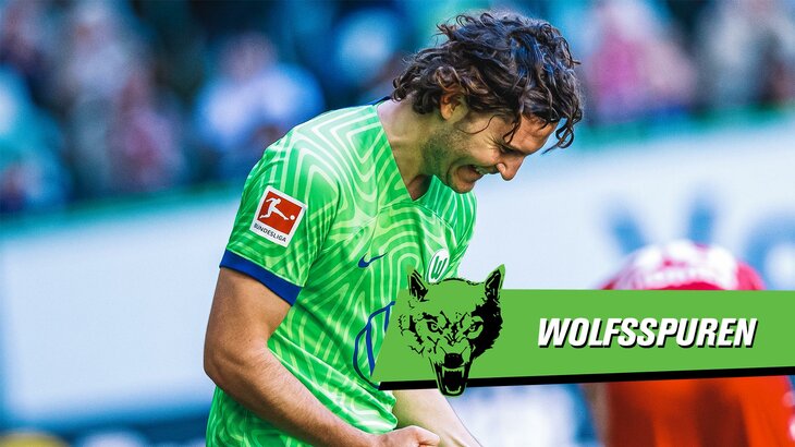 Der VfL-Wolfsburg-Spieler Jonas Wind freut sich stark über sein Tor gegen Mainz. Auf der rechten Seite ist das Logo der Wolfsspuren abgebildet.