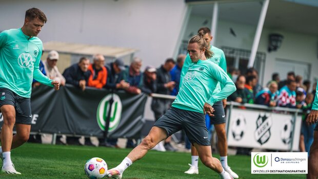 Die Spieler des VfL Wolfsburg trainieren mit dem Ball.