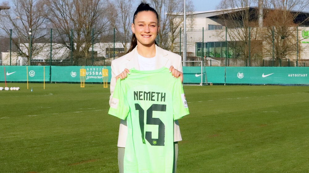 VfL-Wolfsburg-Neuzugang Diana Nemeth lacht mit ihrem Trikot in die Kamera.