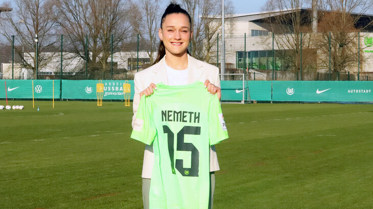 VfL-Wolfsburg-Neuzugang Diana Nemeth lacht mit ihrem Trikot in die Kamera.