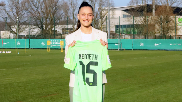 VfL-Wolfsburg-Neuzugang Diana Nemeth lacht mit ihrem Trikot in die Kamera.