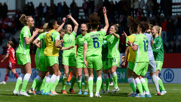 Die VfL Wolfsburg-Spielerinnen feiern nach dem Spiel den Finaleinzug.