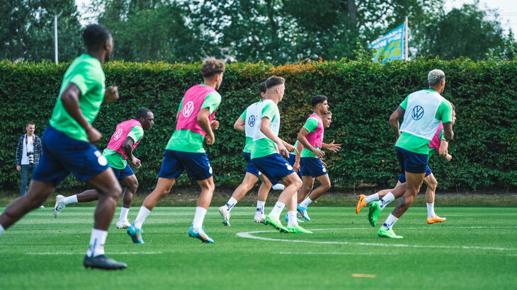 Die VfL Wolfsburg-Spieler laufen auf dem Trainingsplatz.
