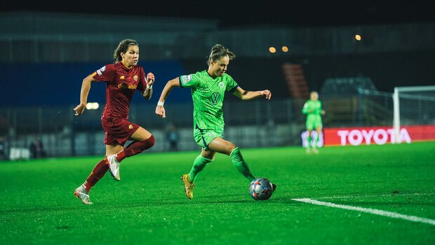 VfL-Wolfsburg-Spielerin Ewa Pajor im Dribbling mit dem Ball gegen eine Spielerin des AS Rom in der Uwcl.