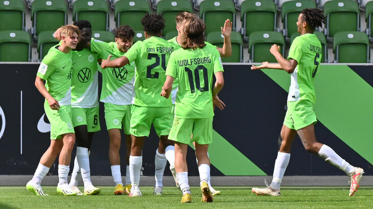 Die U19 vom VfL Wolfsburg jubelt zusammen nach einem Tor.