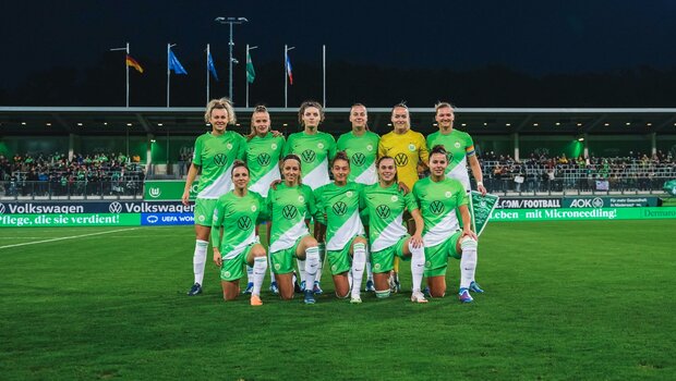 Die Startelf des VfL Wolfsburg macht ein Gruppenfoto.