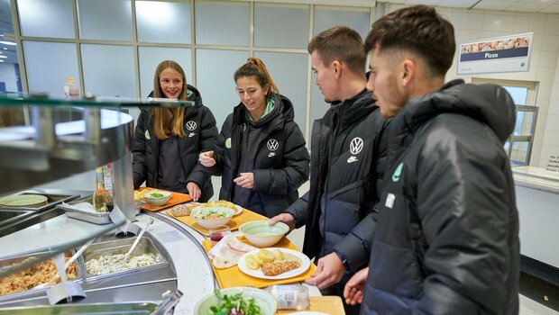 Die Spieler:innen des VfL Wolfsburg essen in der Kantine von Volkswagen zu Mittag.