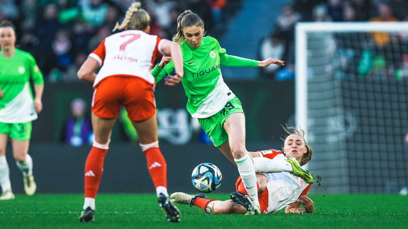 Die VfL-Wolfsburg-Spielerin Jule Brand im Zweikampf um den Ball.