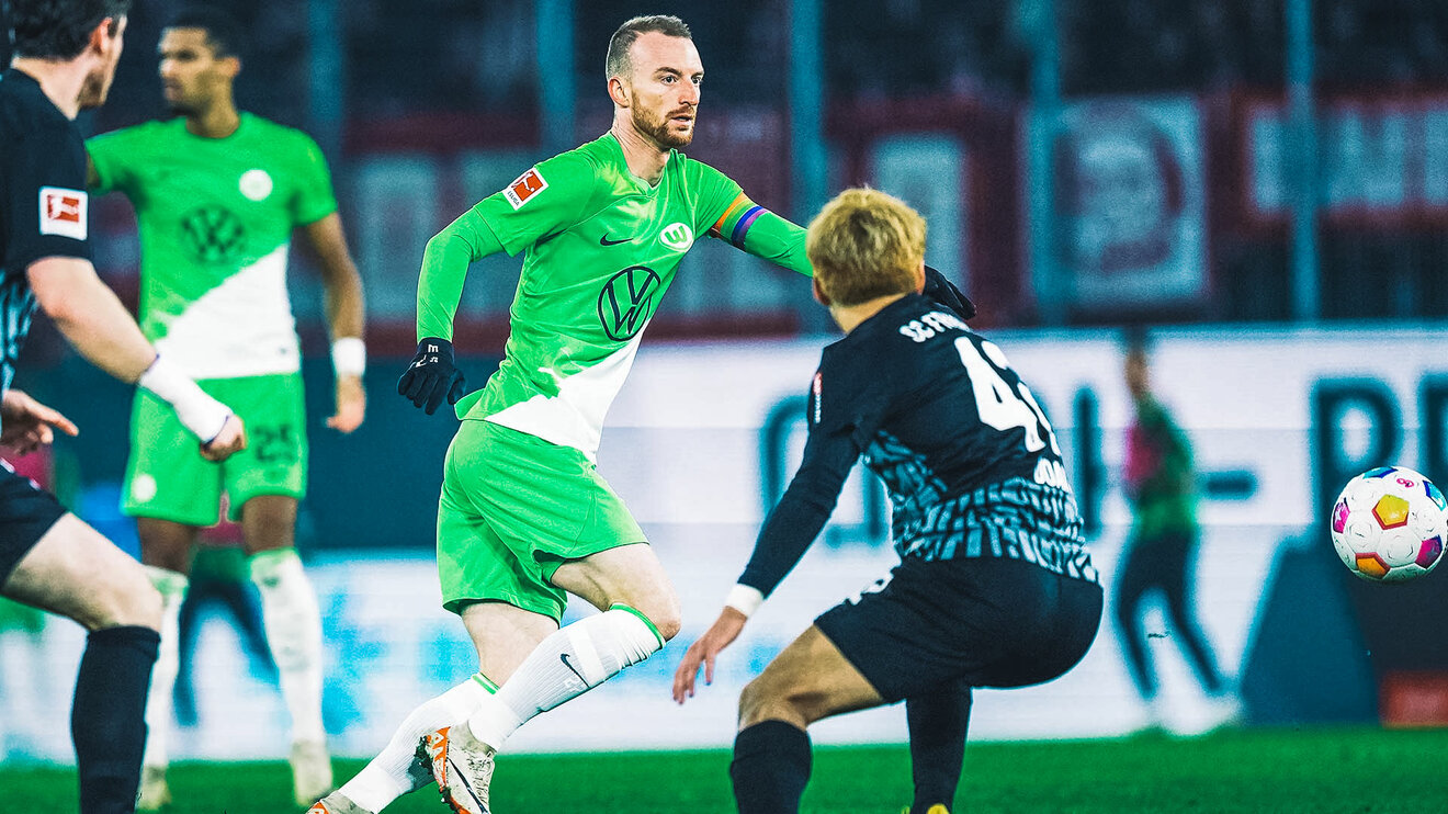 VfL-Wolfsburg-Spieler Maximilian Arnold spielt einen Pass.