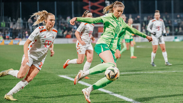 Die VfL-Wolfsburg-Spielerin Jule Brand im Zweikampf um den Ball.