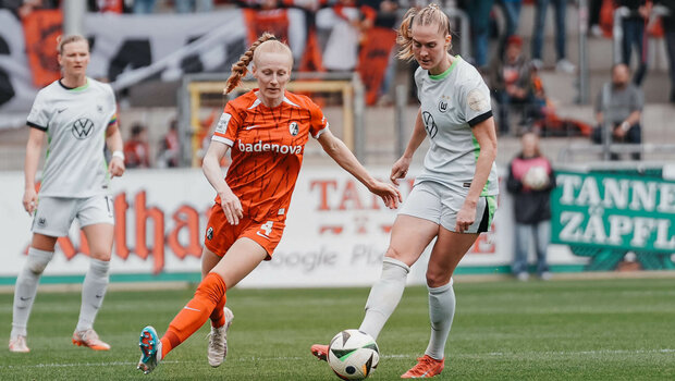 Die VfL-Wolfsburg-Spielerin Janina Minge im Zweikampf um den Ball.