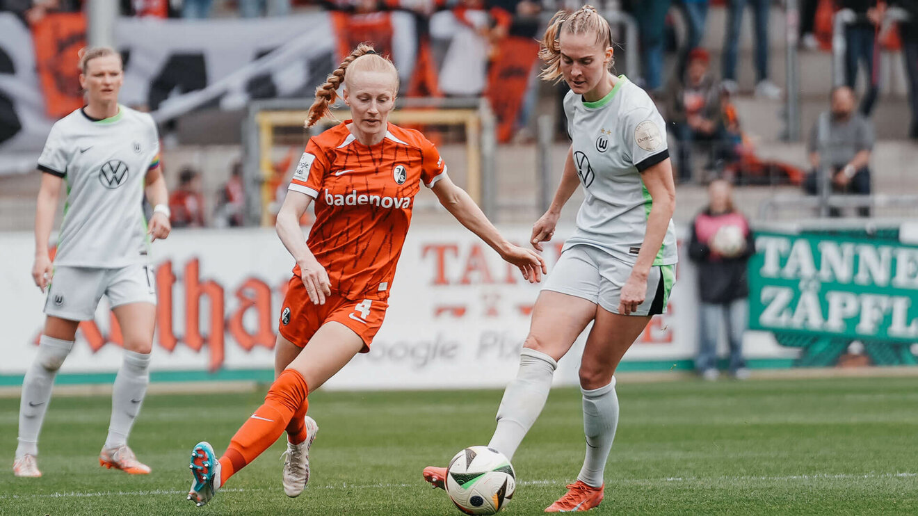 Die VfL-Wolfsburg-Spielerin Janina Minge im Zweikampf um den Ball.