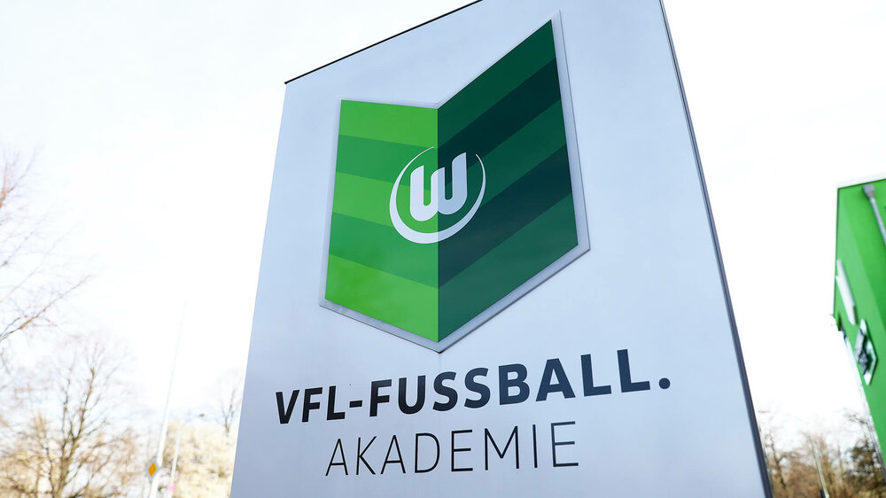 Logo der VfL-Akademie vor dem Hauptgebäude in Wolfsburg. 