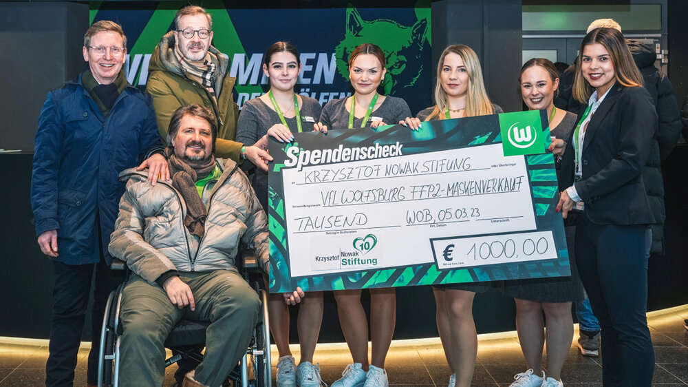 Eine Scheckübergabe für die Krzysztof Nowak-Stiftung des VfL Wolfsburg.