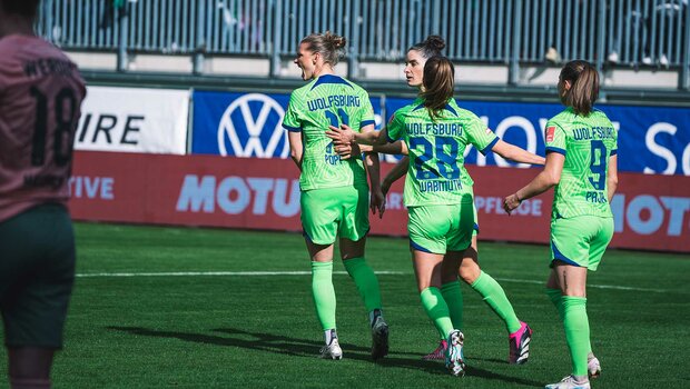 VfL-Wolfsburg-Spielerin Alexandra Popp jubelt im Spiel gegen Bremen.