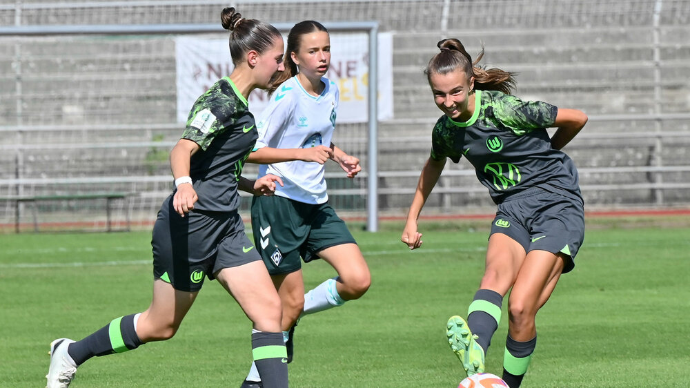 Die u17 Juniorinnen des VfL Wolfsburg behaupten sich auf dem Spielfeld und spielen den Ball.