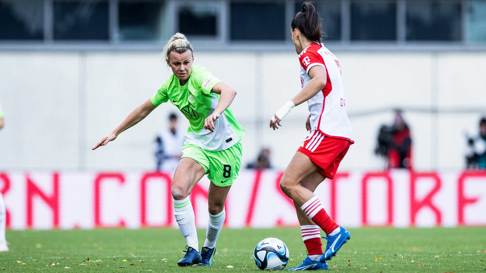 Lena Lattwein vom VfL Wolfsburg fokussiert sich auf den Spielball.