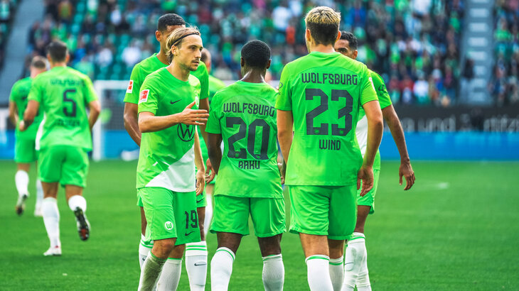 Die Spieler des VfL Wolfsburg bejubeln gemeinsam ein Tor.