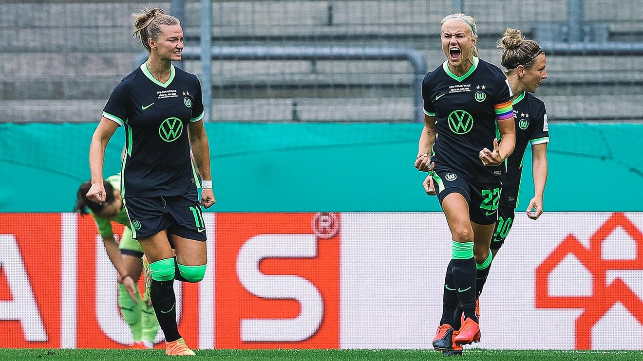 VfL-Wolfsburg-Spielerin Alexandra Popp und Mitspielerin Pernille Harder jubeln gemeinsam.