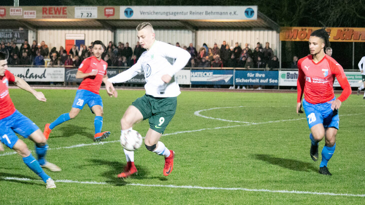 Blaz Kramer bei der Ballannahme im Spiel gegen Drochtersen/Assel.