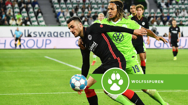 VfL Wolfsburg-Spieler Mbabu im Zweikampf um den Ball mit einem Gegner aus Frankfurt.