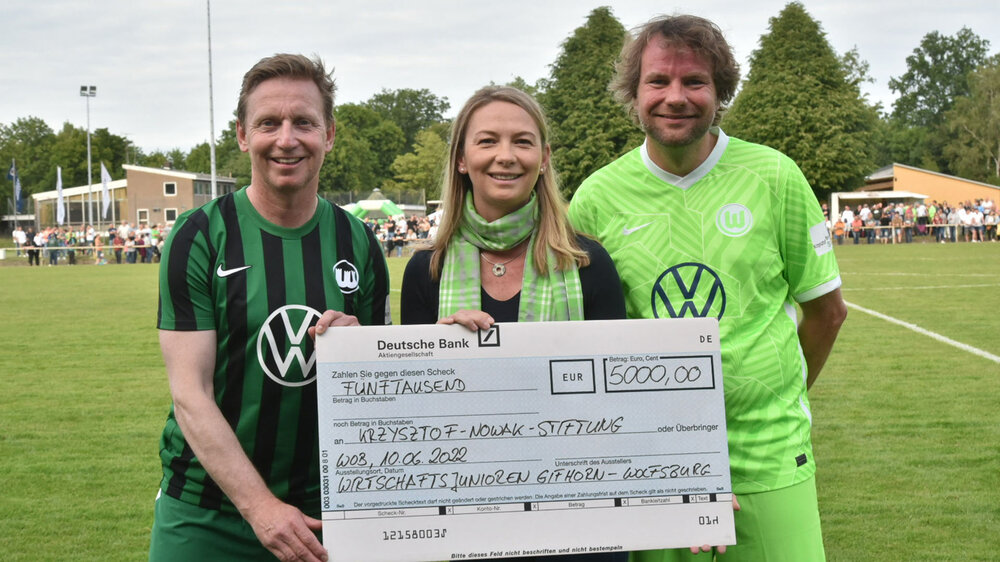  Eine Spendenübergabe an die Krzysztof-Nowak-Stiftung beim Jubiläumsspiel des VfL Wolfsburg. Roy Präger (von links), Cindy Lutz und Hendrik Vieth halten den Spendenschein vor sich.
