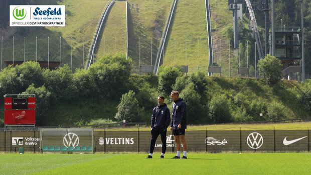 Der VfL Wolfsburg-Trainer Niko Kovac steht auf dem Trainingsplatz.