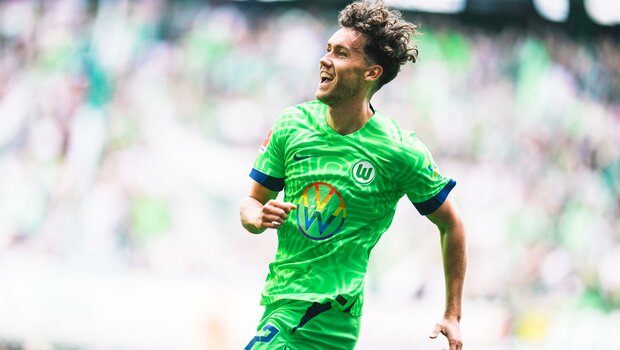 Luca Waldschmidt vom VfL Wolfsburg jubelt im Laufen.