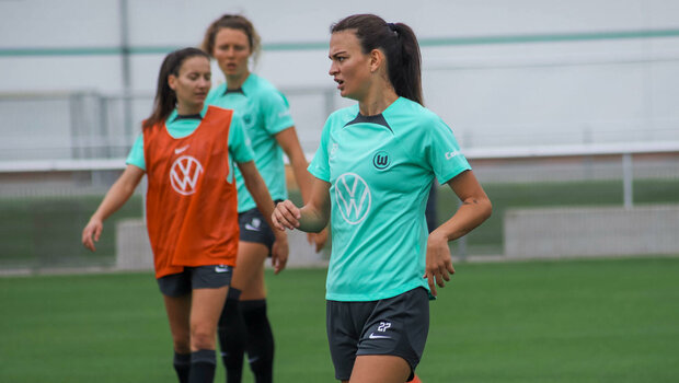 VfL Wolfsburg-Spielerin Riola Xhemaili steht auf dem Trainingsplatz.
