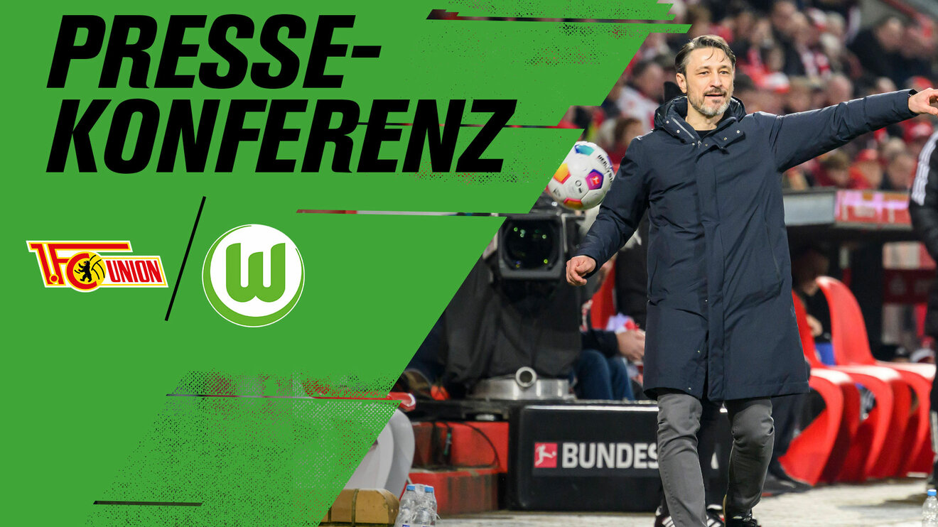 Pressekonferenz nach der 0:1-Niederlage bei Union. VfL-Wolfsburg-Trainer Niko Kovac steht am Spielfeldrand und streckt einen Arm aus. 