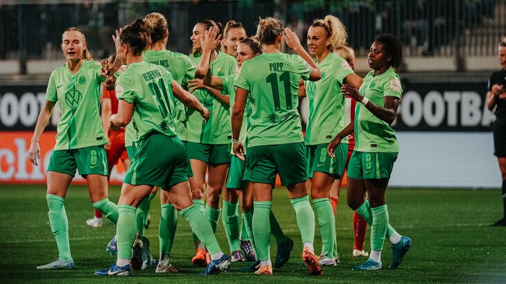 Die Frauen des VfL Wolfsburg jubeln.