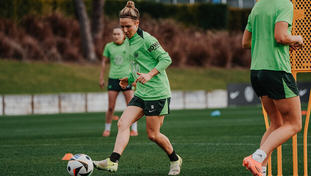 VfL-Wolfsburg-Spielerin Svenja Huth läuft mit dem Ball.